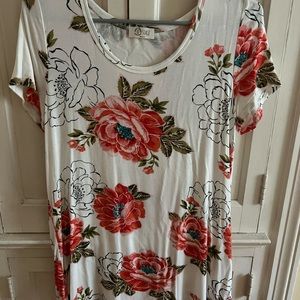 Women’s sz L Be Stage Floral Short with cute back detailing